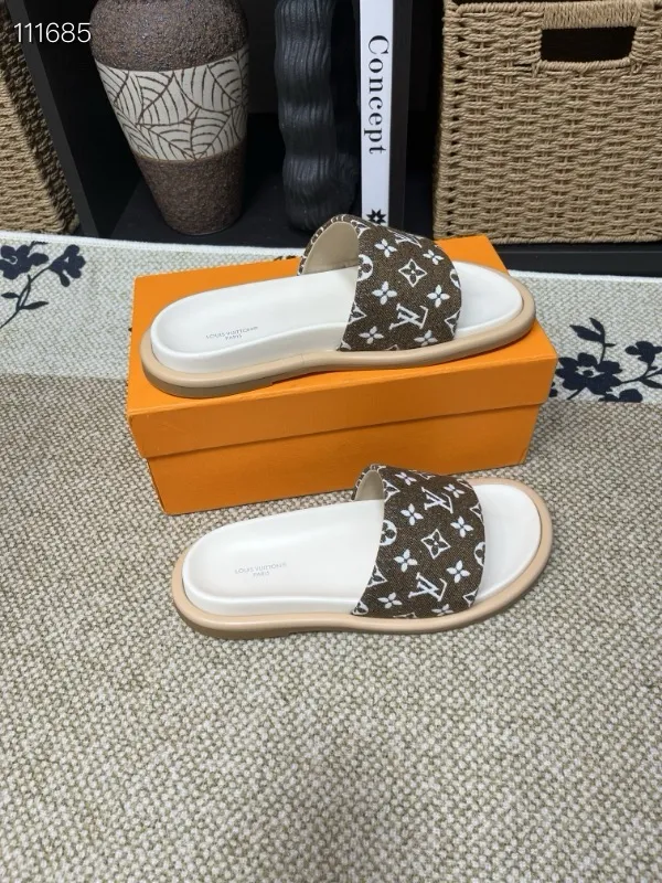 P320💰[New model] Long-term availability, 2025 new model, couple model [LOUlS VUlTTON] comes with drawer box, bag, card, invoice "Louis Vuitton ~ unique modern sandals. 》LV counter purchasing 🏃Men's and women's casual slippers, sold at the same time at the counter, the original old flower material upper is soft and comfortable, (refuses to discolor and rub the feet) sole: original factory special combination original sole, code number: 35--46 4 multiple colors 🉑️ to choose from